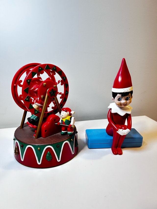 Vintage Christmas Elf Ferris Wheel Box Figurine – Display Only