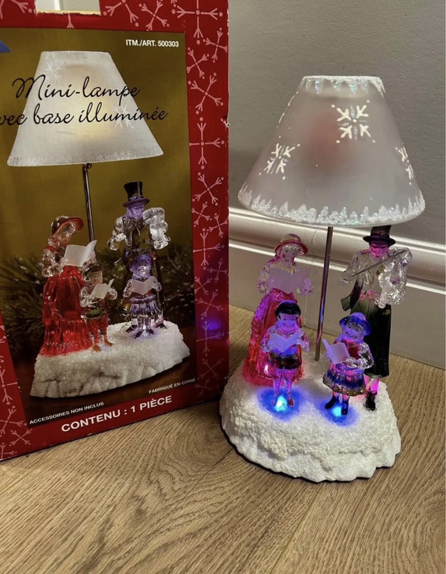 Christmas Tealight Lamp - Victorian Carollers Colour Changing