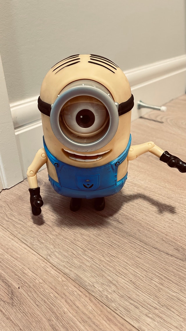 Despicable Me Minion Deluxe Talking Stuart Figure Free Moving Ey