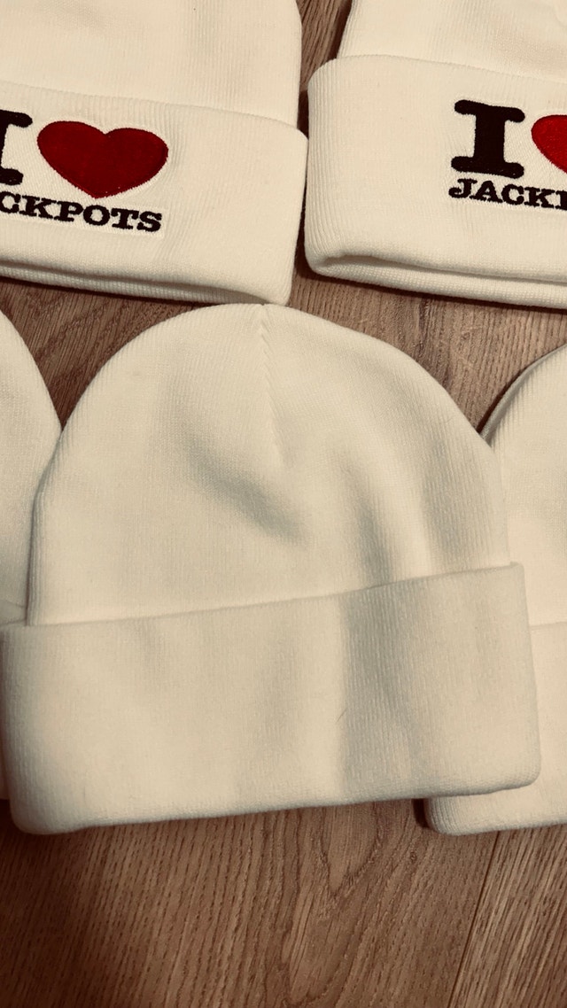 Stylish "I Love Jackpots" White Knit Beanie - photo 4
