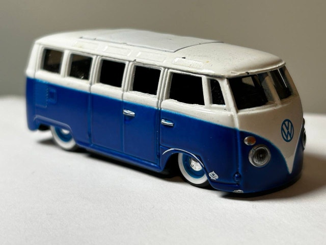 Maisto Volkswagen Van “Samba” 1:64