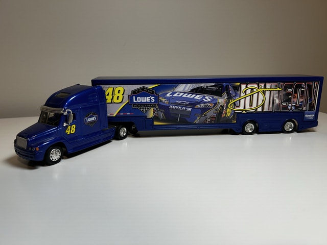 Jimmie Johnson #48 Lowe's Racing NASCAR 1/64 Hauler
