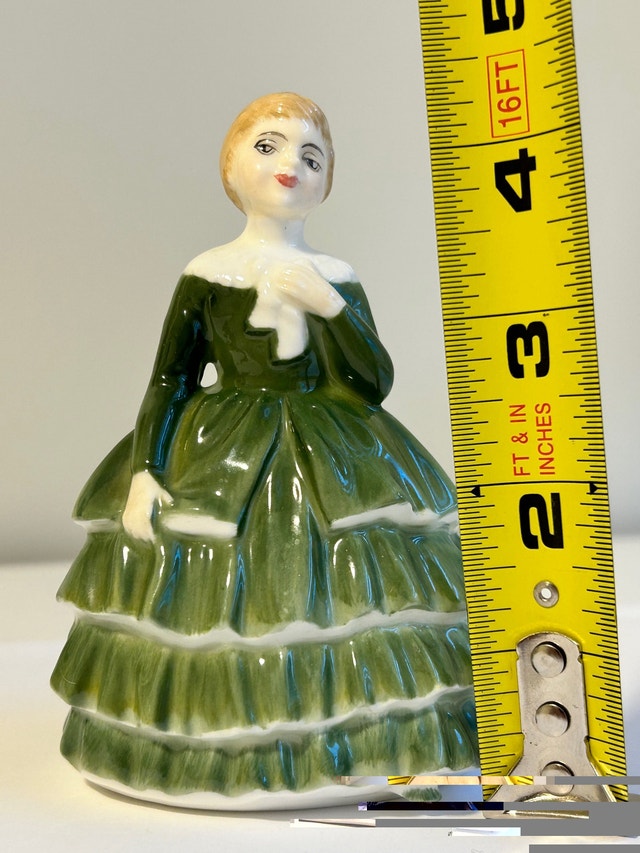 Belle Royal Doulton Vintage Figurine #HN2340 Copr. 1967 - photo 2