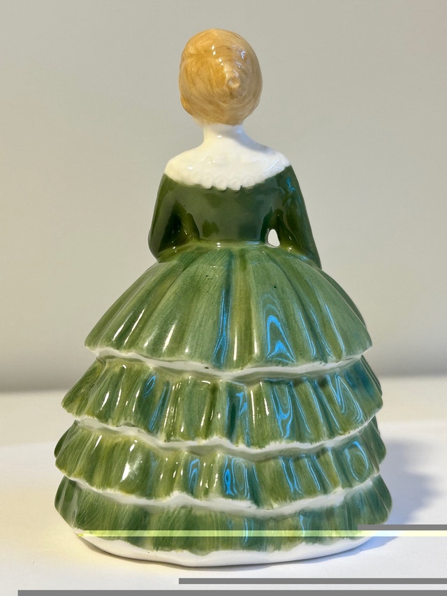 Belle Royal Doulton Vintage Figurine #HN2340 Copr. 1967 - photo 4
