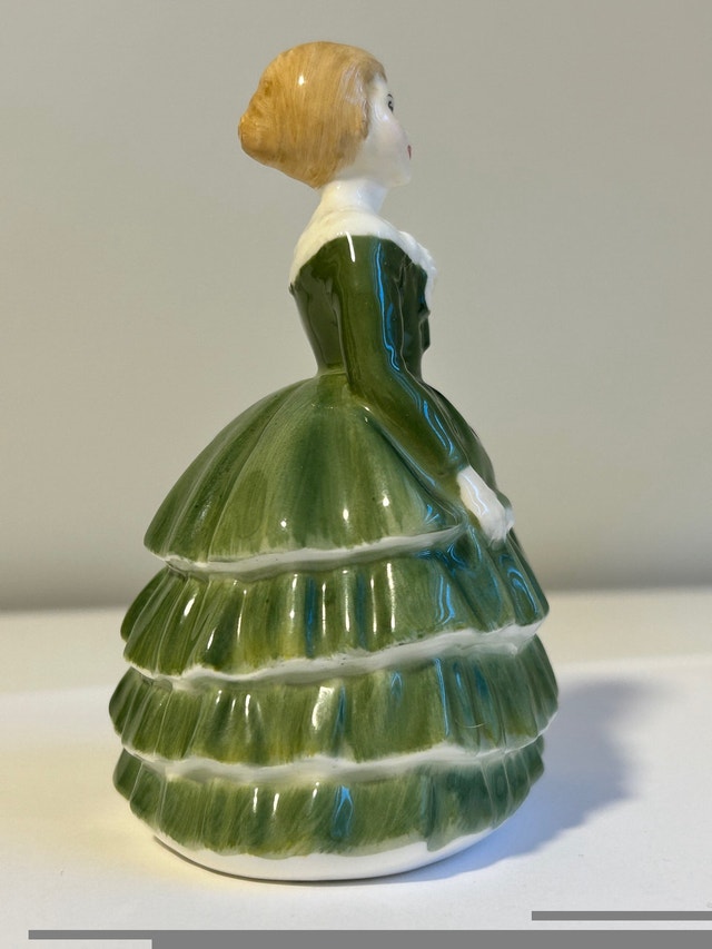 Belle Royal Doulton Vintage Figurine #HN2340 Copr. 1967 - photo 5