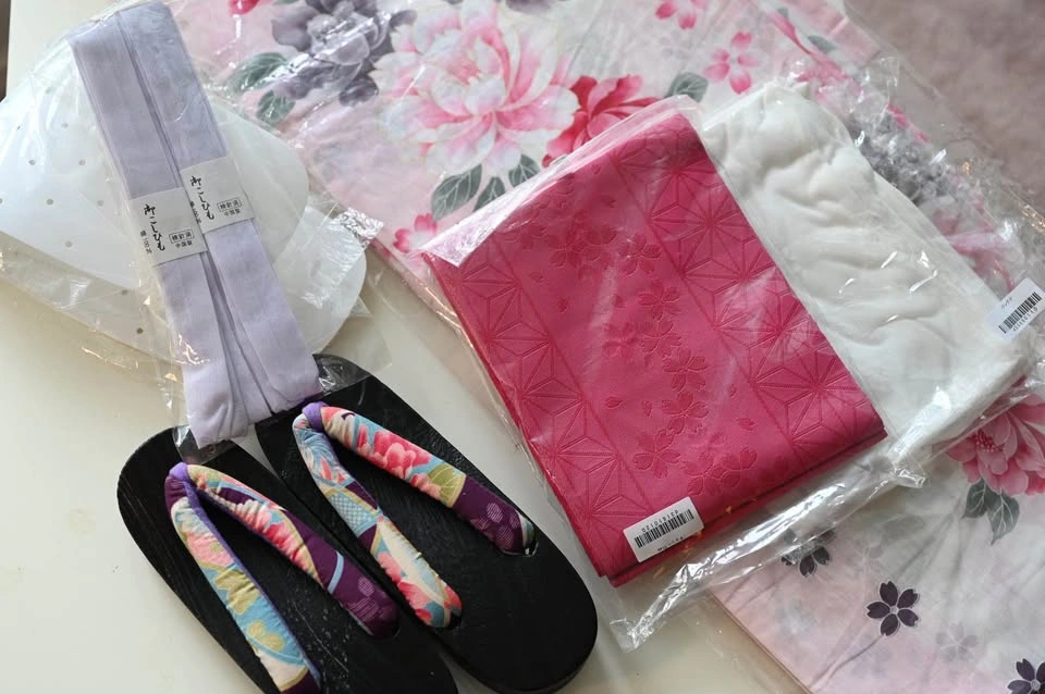BRAND NEW Japanese Pink Floral Yukata/Kimono Set - photo 3