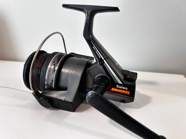 Daiwa Bw4000 Spinning Reel Fishing Graphite Spool Internal Bail - photo 2