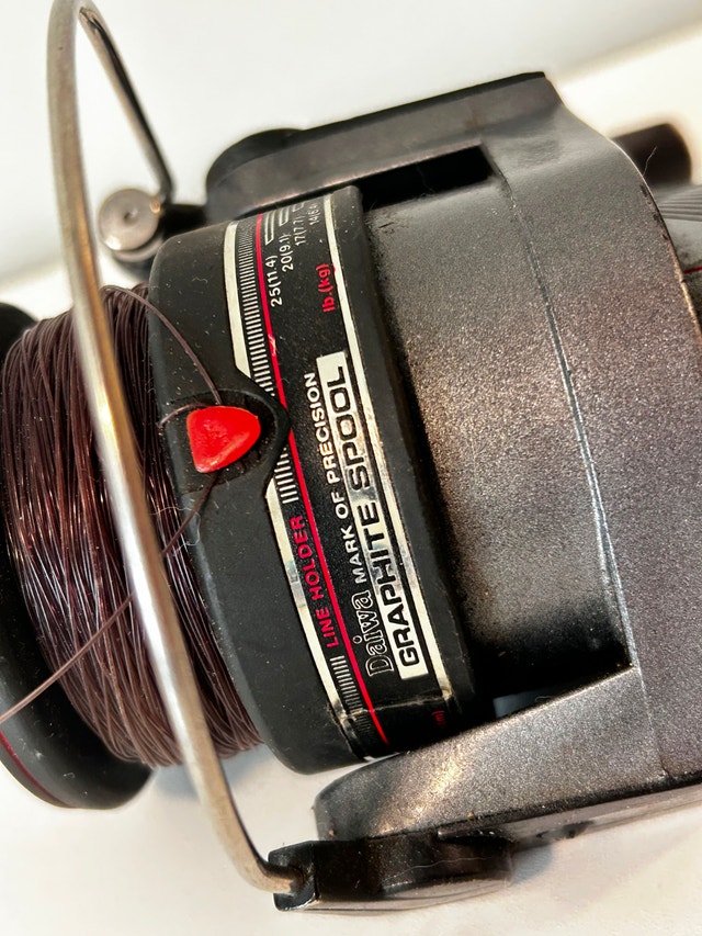 Daiwa Bw4000 Spinning Reel Fishing Graphite Spool Internal Bail - photo 3