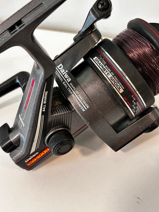 Daiwa Bw4000 Spinning Reel Fishing Graphite Spool Internal Bail - photo 4