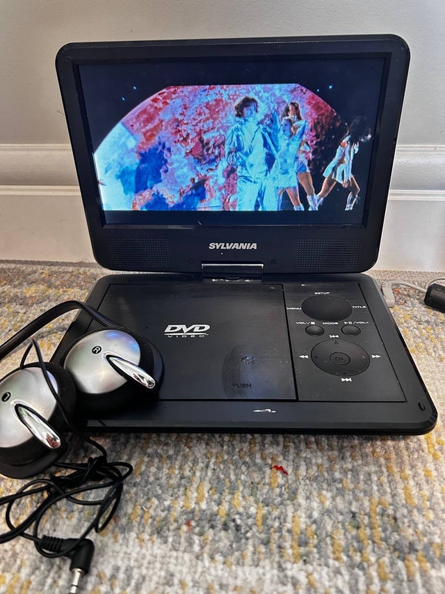 Sylvania 9" Portable DVD Player - Premium Swivel - photo 2