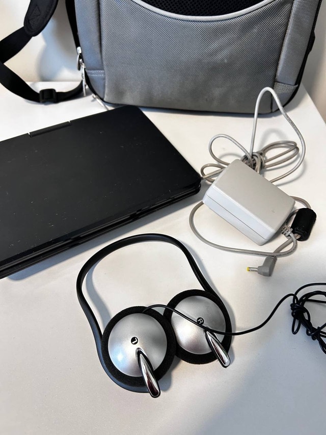 Sylvania 9" Portable DVD Player - Premium Swivel - photo 3
