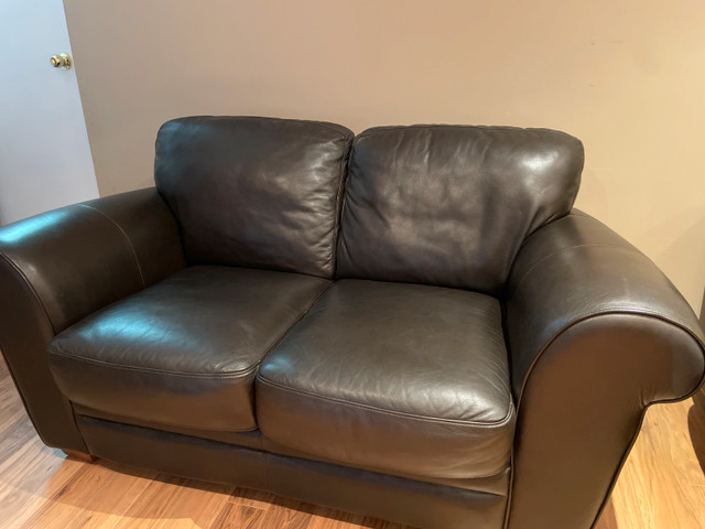 Love seat - LaZboy leather - dimensions in description