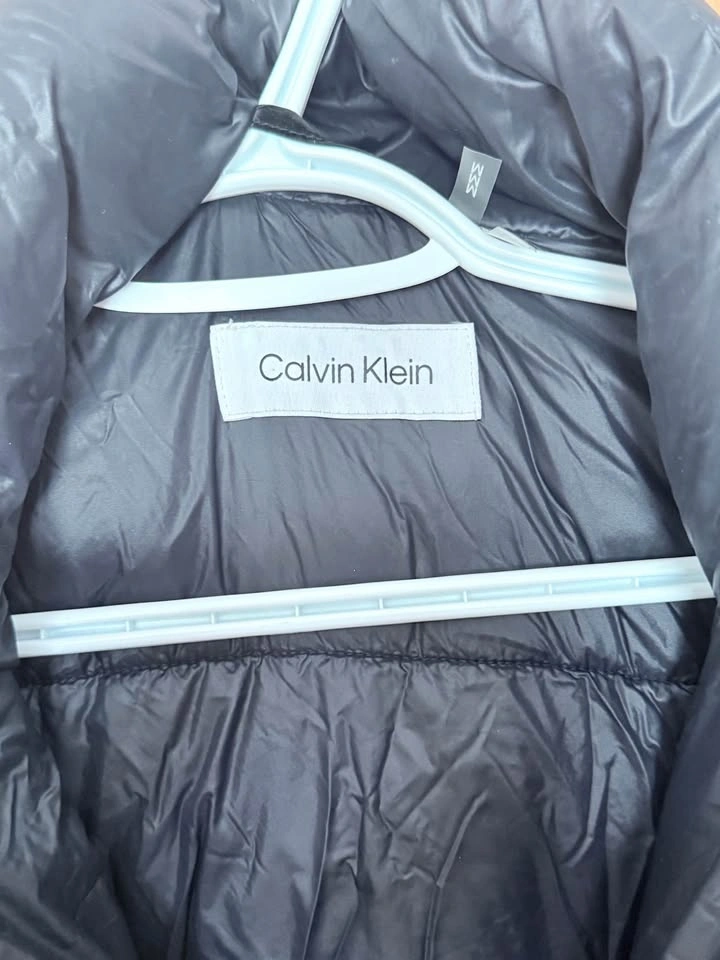M size - Calvin Klein shiny puffer jacket - never worn - photo 2
