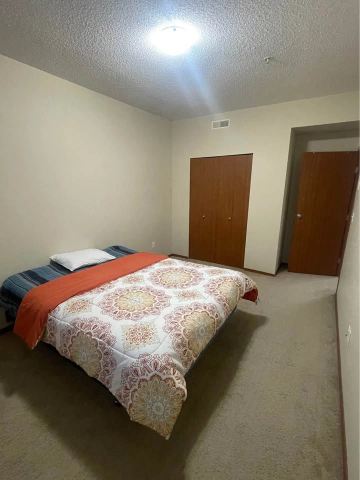 Private Room for Rent in NW Edmonton - photo 4