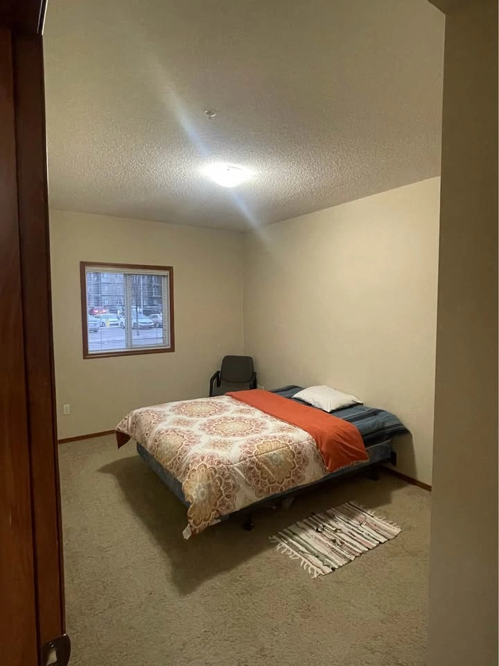 Private Room for Rent in NW Edmonton - photo 5