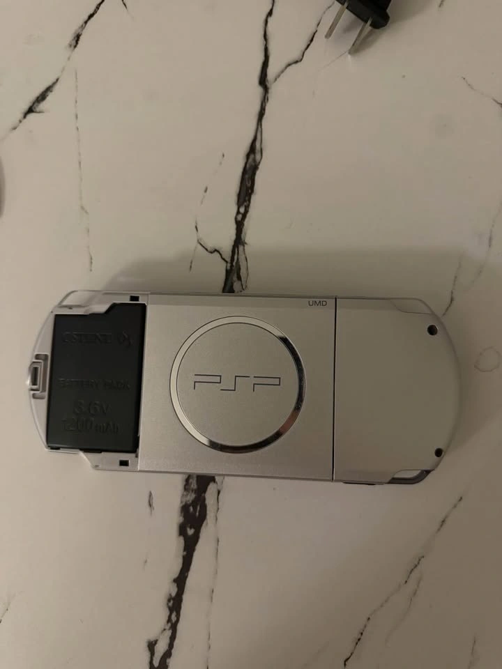PSP 3001 Silver - Brand New Battery + Case - photo 2