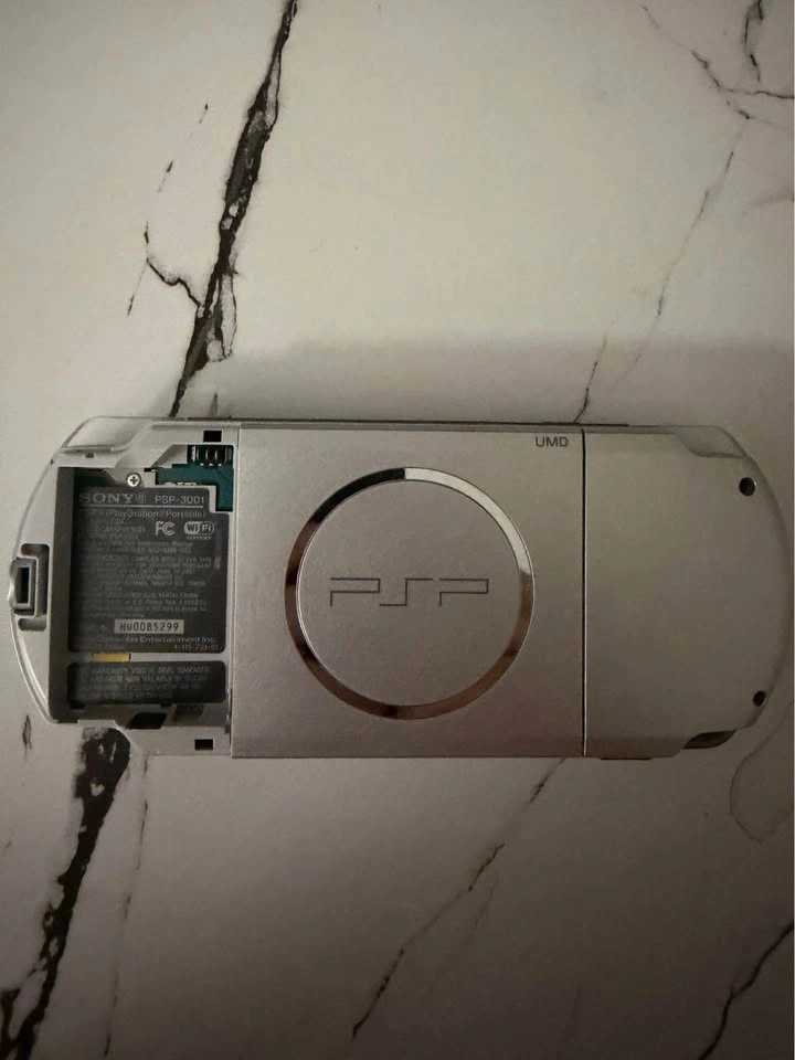 PSP 3001 Silver - Brand New Battery + Case - photo 3