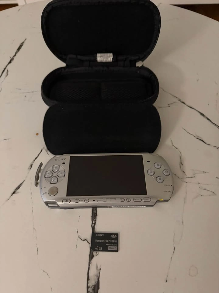 PSP 3001 Silver - Brand New Battery + Case - photo 5