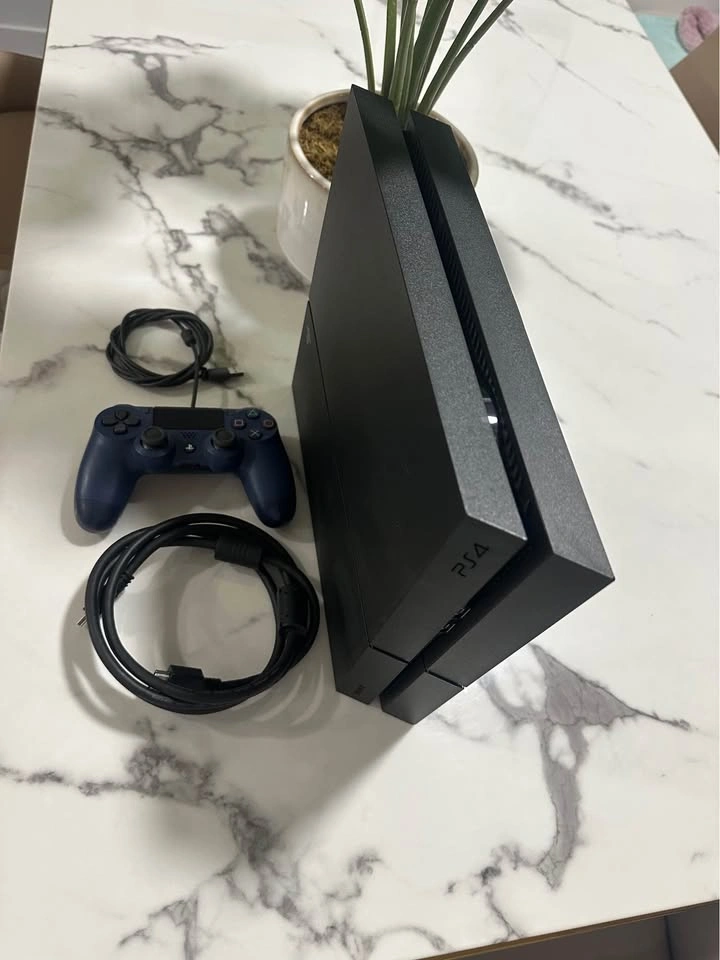 PlayStation 4 in like-new, mint condition. No scratches or dent. - photo 2