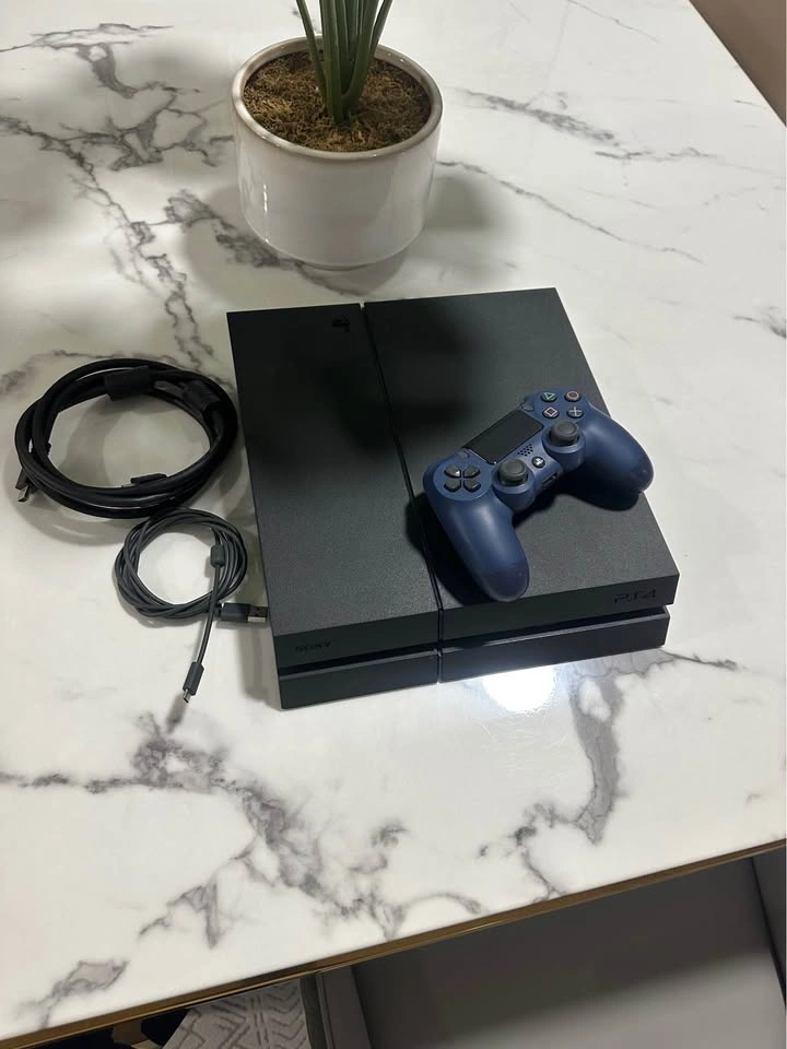 PlayStation 4 in like-new, mint condition. No scratches or dent. - photo 4