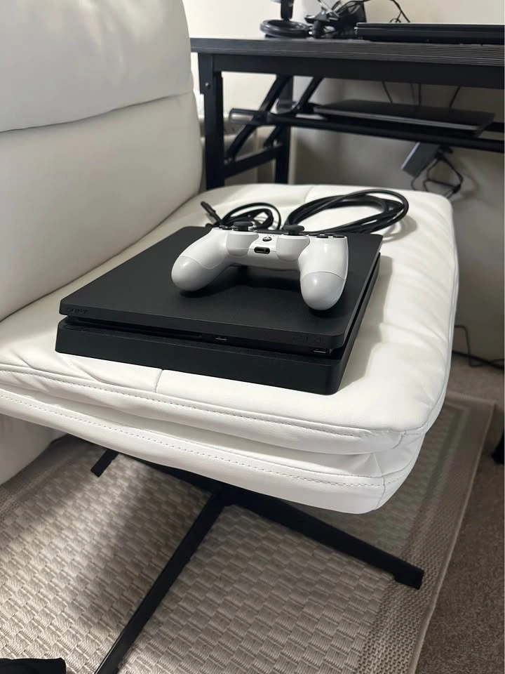 PlayStation 4 slim in like-new, mint condition - barely used. - photo 3