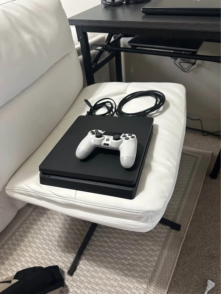 PlayStation 4 slim in like-new, mint condition - barely used. - photo 5