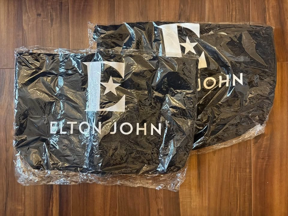 🎶 Limited Elton John Farewell Tour VIP Box Set (Toronto) - photo 3