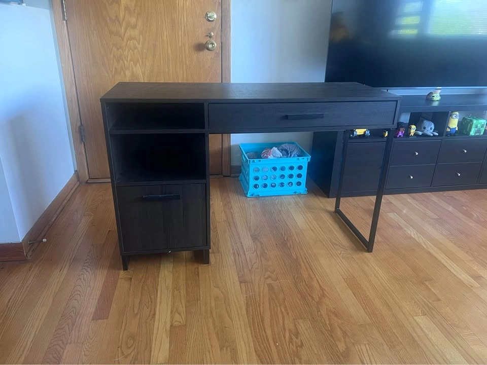 Desk - photo 2