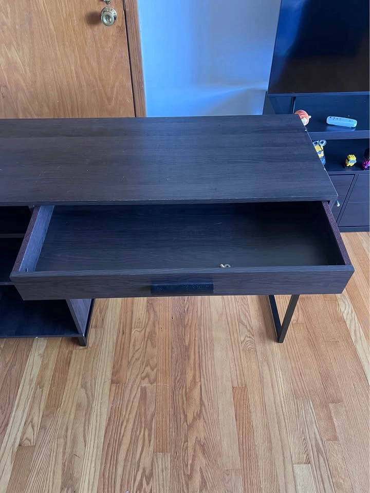Desk - photo 4