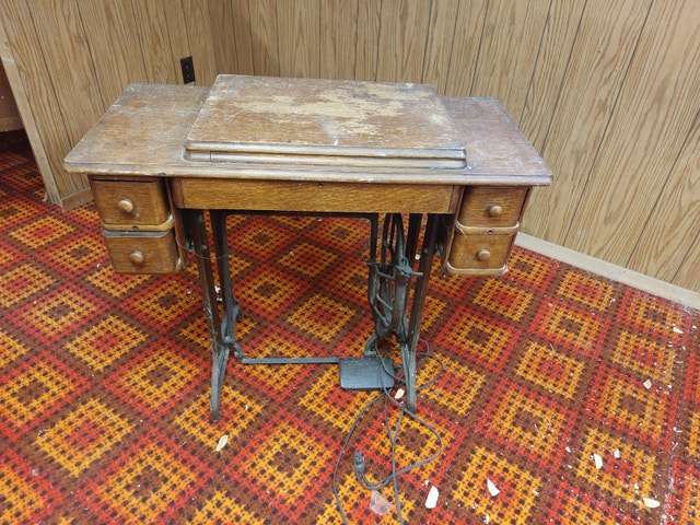 Singer Electric Sewing Machine in Antique Case