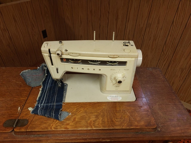 Singer Electric Sewing Machine in Antique Case - photo 2