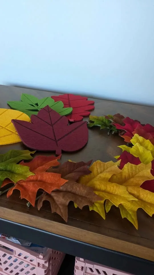 Autumn leaves decorations image indicator(3)
