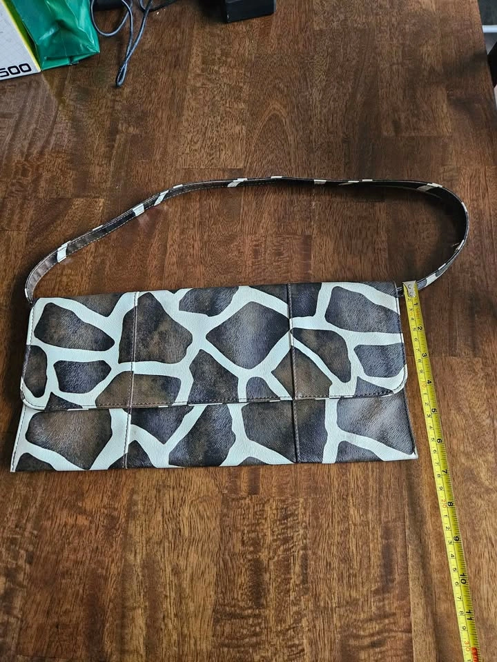 NEW Giraffe Print Shoulder Bag – Never Used! $25 - photo 2