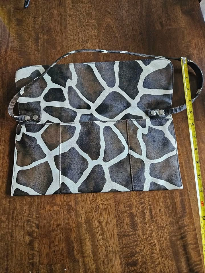 NEW Giraffe Print Shoulder Bag – Never Used! $25 - photo 3