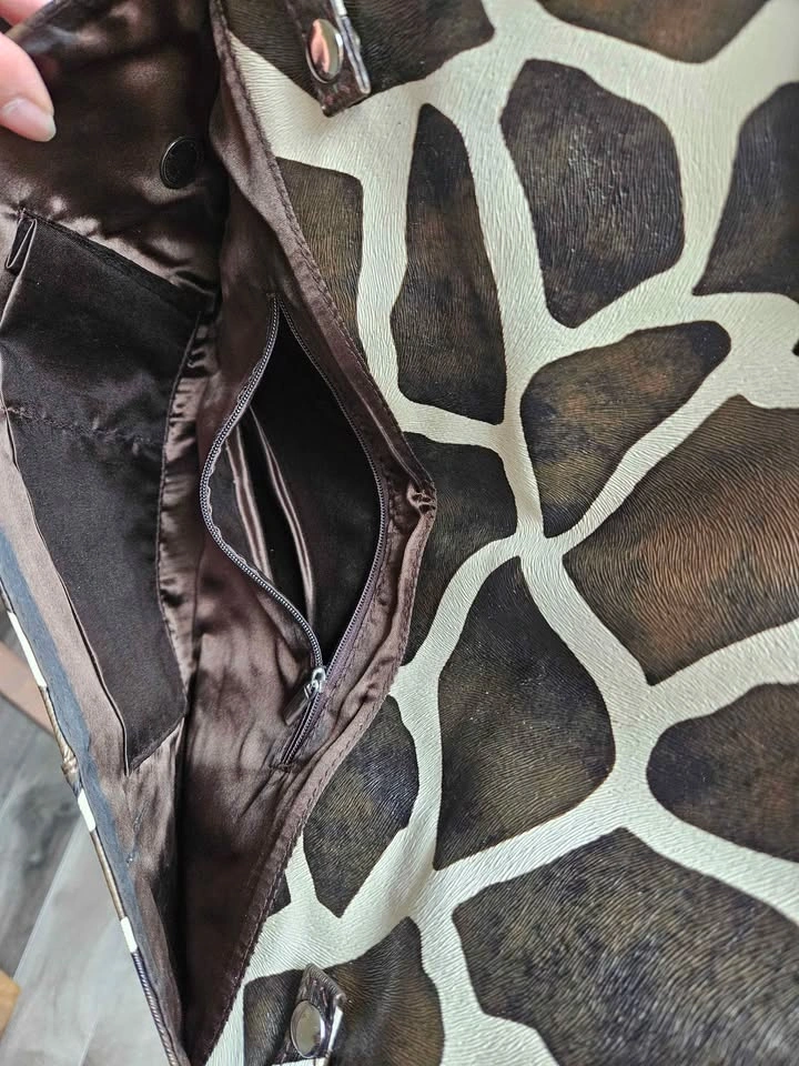 NEW Giraffe Print Shoulder Bag – Never Used! $25 - photo 4