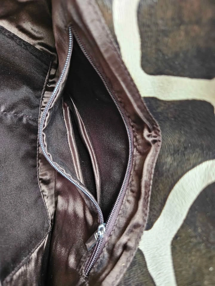NEW Giraffe Print Shoulder Bag – Never Used! $25 - photo 5