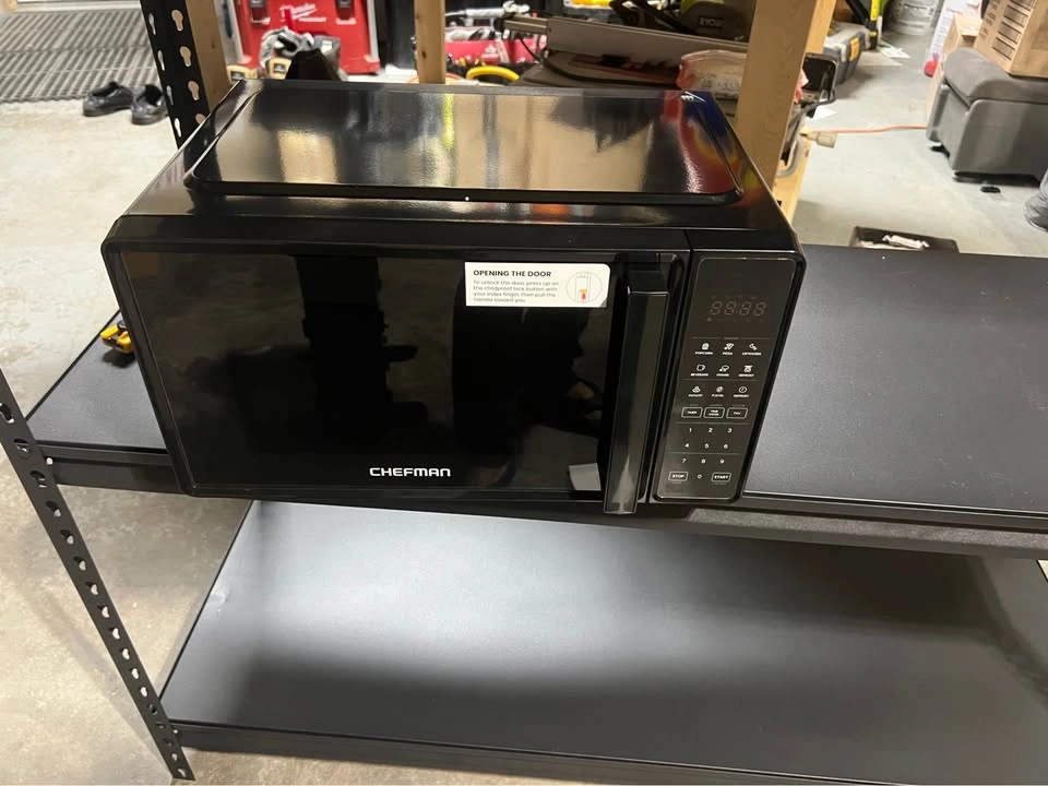 Chefman Countertop Microwave 0.7 Cu Ft 700W - photo 2