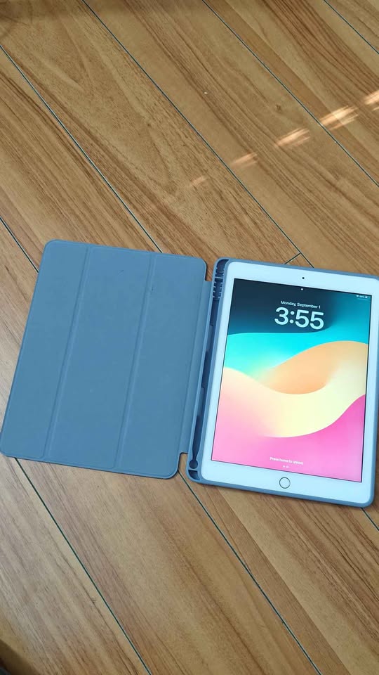 Apple iPad 6th Gen 32GB Gold with Cover and Screen Protector - photo 3