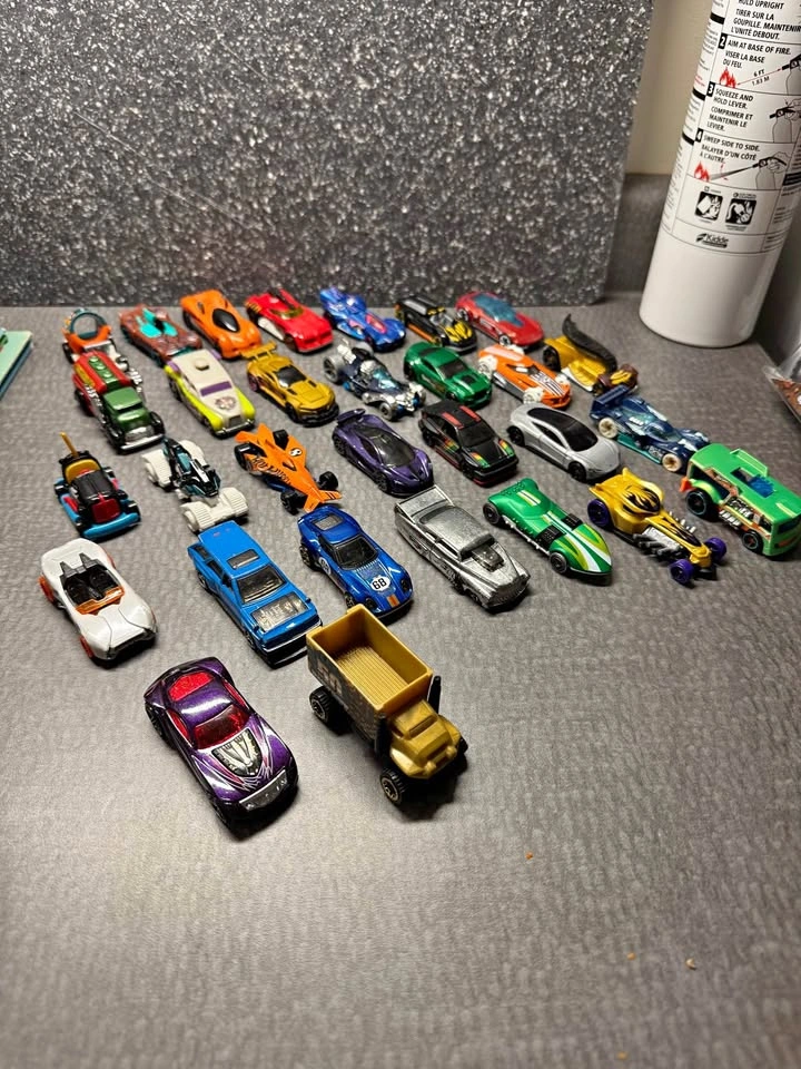 30 Hot Wheels Cars