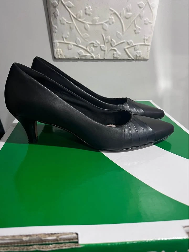 Real Leather Clark's Black Pointed Toe Kitten Heels - Size 9W - photo 3