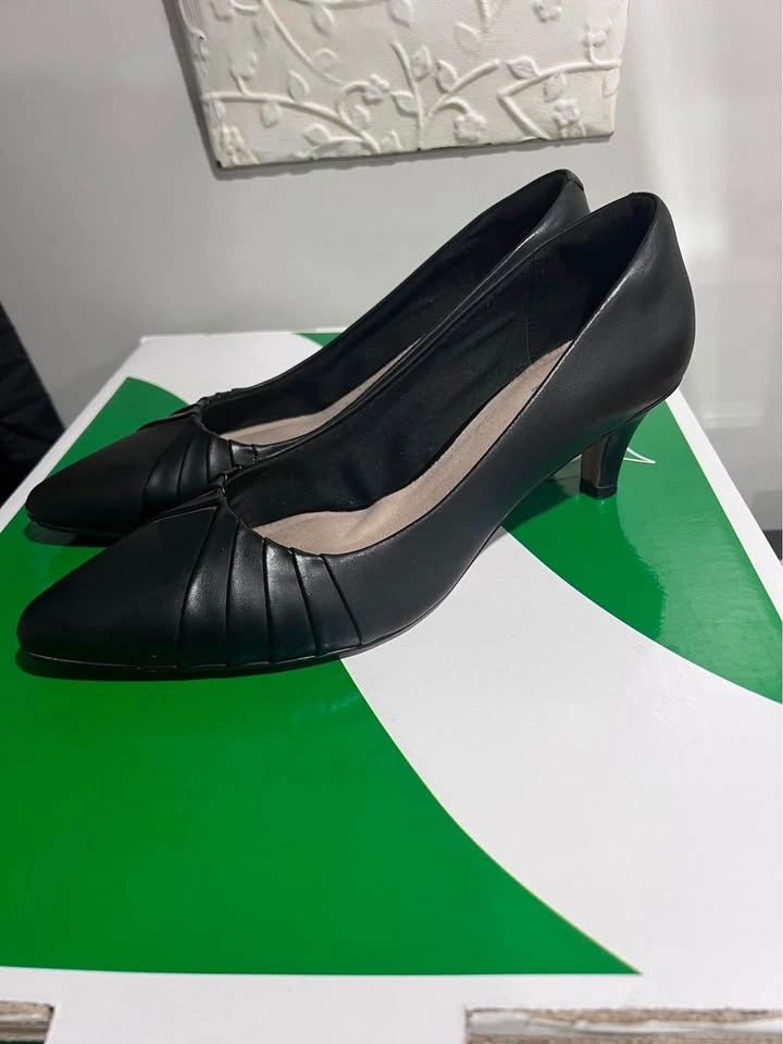 Real Leather Clark's Black Pointed Toe Kitten Heels - Size 9W - photo 4
