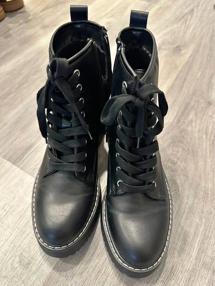 Boots for woman size 6