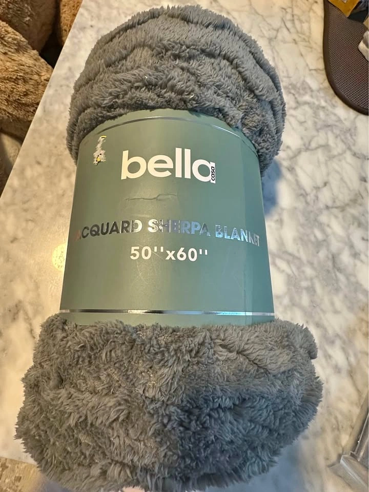 Sherpa blanket.. New!!