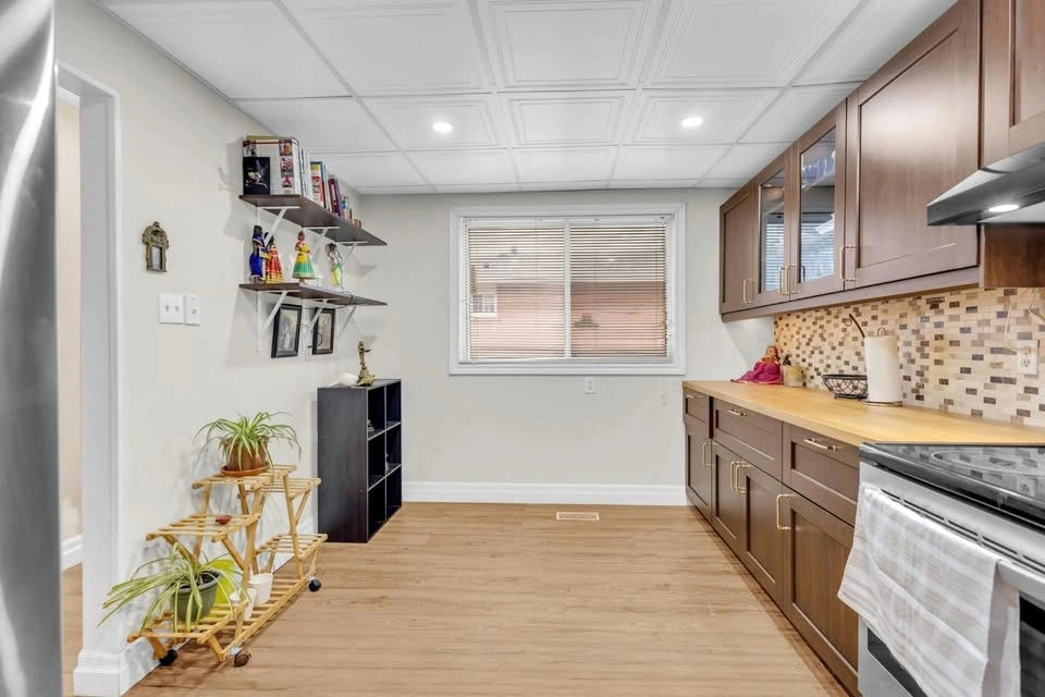 3 Beds 1 Bath House for Rent in Brampton - photo 2