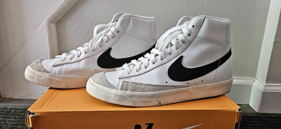 Woman's Nike Blazer Mid '77 Sneakers White & Black Size 9.5
