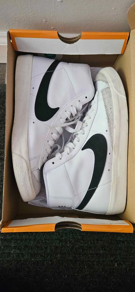 Woman's Nike Blazer Mid '77 Sneakers White & Black Size 9.5 - photo 3