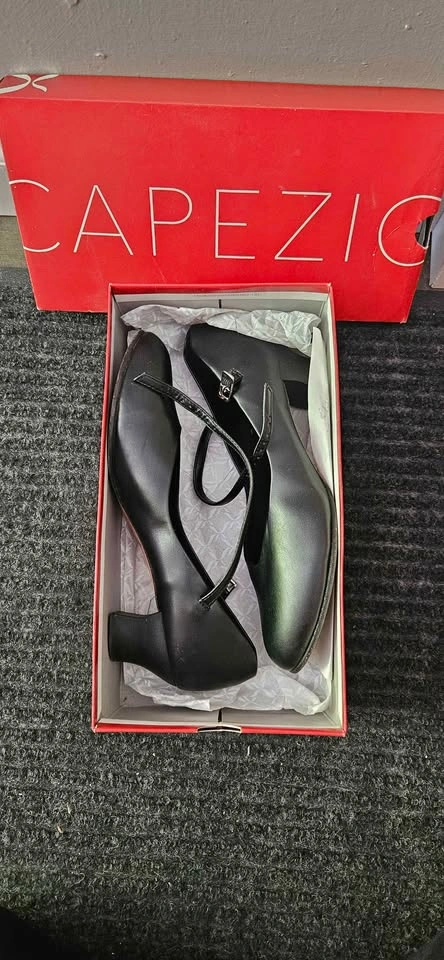 Capezio Woman's Jr. Footlight Character Shoe Size 9 - photo 3