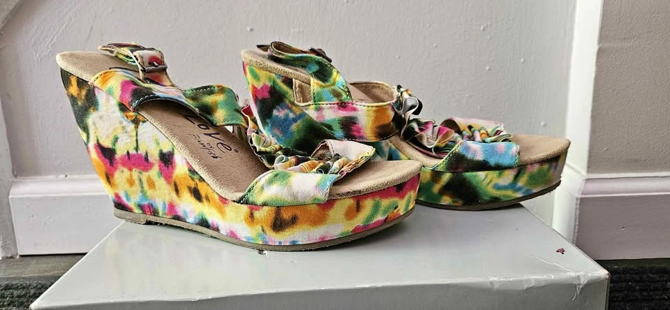 Guppy Love by Blowfish Multi-Color Wedge Sandals Size 8.5
