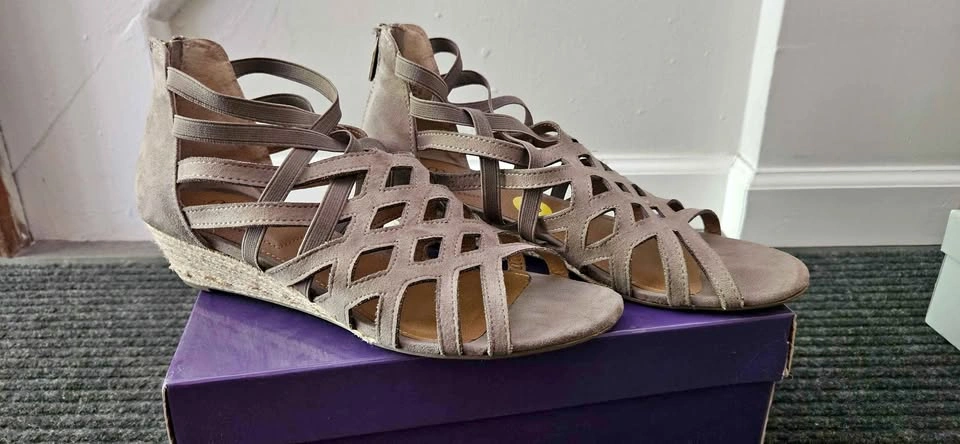 Me Too "Carlota" Taupe Flat Gladiator Sandals - Size 9