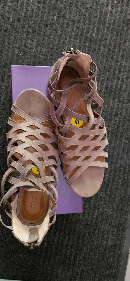 Me Too "Carlota" Taupe Flat Gladiator Sandals - Size 9 - photo 2
